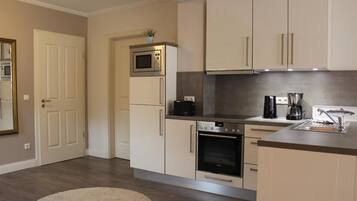 Apartment (Memmert) | Private kitchen | Full-sized fridge, microwave, oven, stovetop
