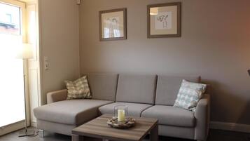 Apartment (Memmert) | Living area | Flat-screen TV, DVD player, ping pong