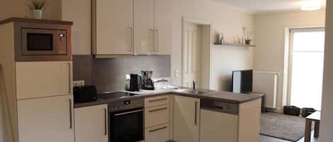 Departamento (Memmert) | Cocina privada | Refrigerador con congelador, microondas, horno y parrilla de estufa