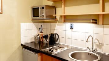 Frigorífic, microones i utensilis de cuina, vaixella i coberteria