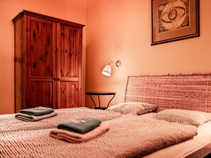 1 bedroom, desk, internet