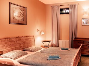 1 bedroom, desk, Internet