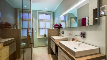 Apartment, 2 Bedrooms (Bant) | Bathroom | Shower, hair dryer, towels, soap