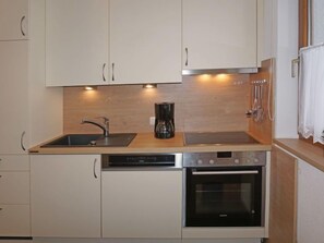 Kühlschrank, Mikrowelle, Ofen, Geschirrspüler