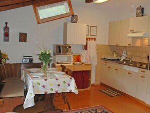 Kühlschrank, Mikrowelle, Ofen, Hochstuhl