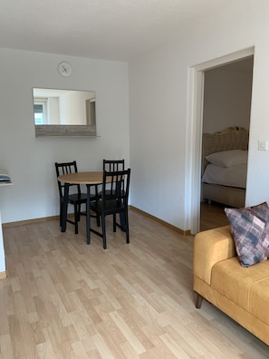 Apartment, 1 Schlafzimmer | Wohnbereich | Flachbildfernseher