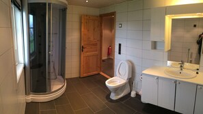 Bungalow | Bathroom | Shower, towels, toilet paper - Arctic Seasport (Bodo)