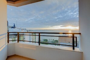 Apartment (3 Bedrooms) | Balcony