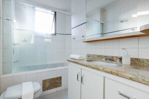 Apartment (3 Bedrooms) | Bathroom | Shampoo