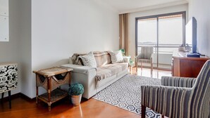 A modern living room with a sofa, armchairs, a small side table, and a potted plant. - Vista do Mar, Ótimo Local na Beira-mar Norte (Florianópolis)