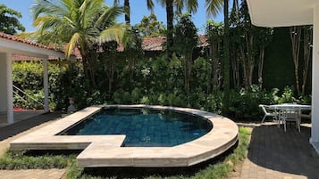 Kolam renang terbuka