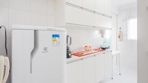 Espressomaschine, Wasserkocher mit Kaffee-/Teezubehör, Ofen