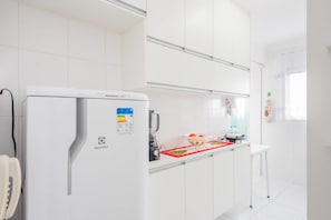 Horno, cafetera de espresso, cafetera y tetera y utensilios de cocina 