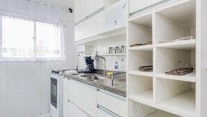 Espressomaschine, Wasserkocher mit Kaffee-/Teezubehör, Ofen