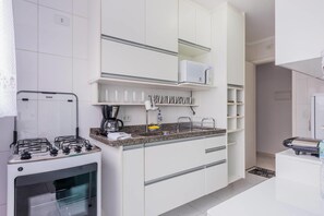 Horno, cafetera de espresso, cafetera y tetera y utensilios de cocina 