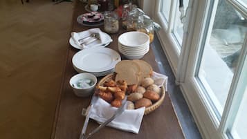 Lunch and dinner served