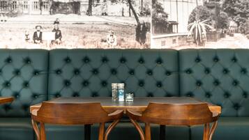 Tägliches kontinentales Frühstück (20 EUR pro Person)