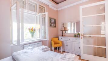 Apartamento luxo, 1 quarto, vista para o jardim | 1 quarto, roupas de cama premium, escrivaninha, cortinas blackout