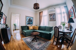 Leilighet – deluxe | Oppholdsområde | En 56-tommers smart-TV med kabel-kanaler samt TV og MP3-dokkingstasjon