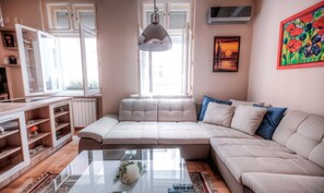 Leilighet – deluxe, 1 soverom, hageutsikt | Oppholdsområde | En 56-tommers smart-TV med kabel-kanaler samt TV og MP3-dokkingstasjon