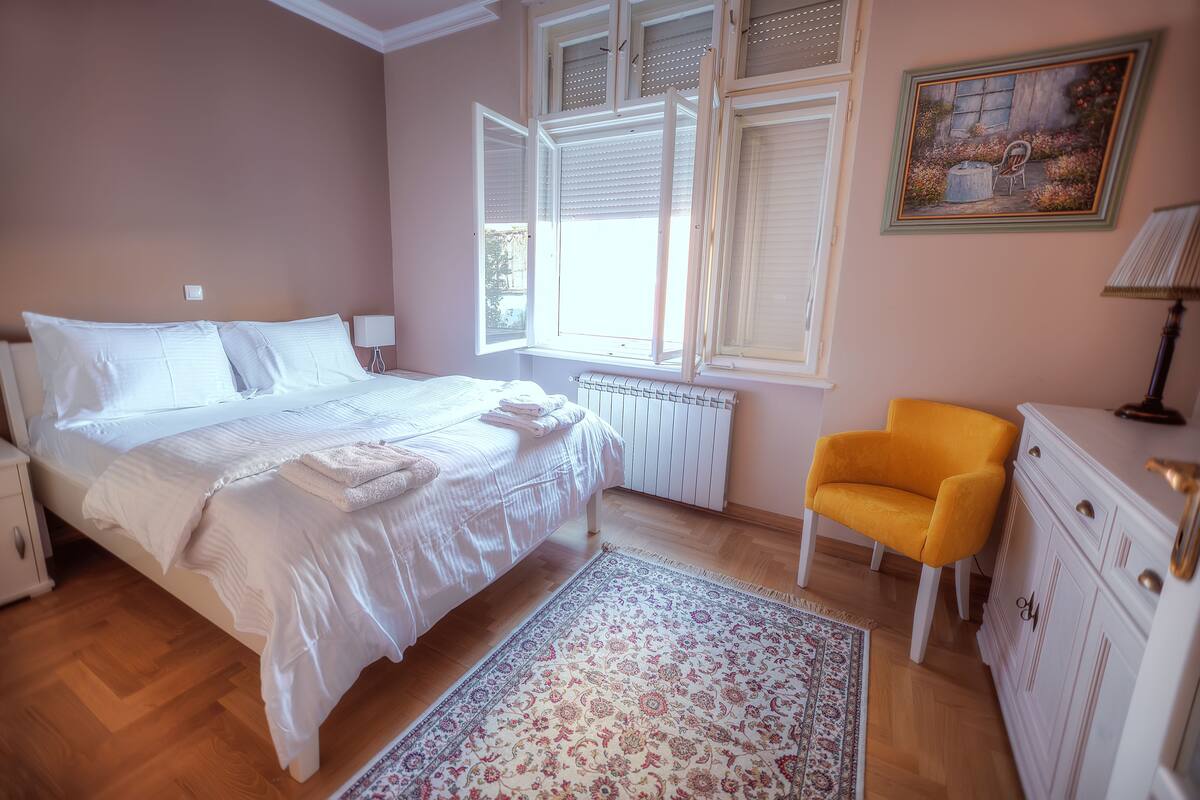 1 bedroom, premium bedding, desk, blackout curtains
