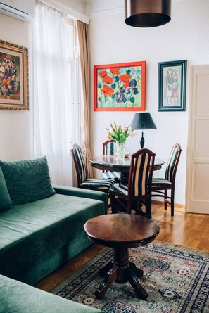Deluxe-Apartment | Essbereich im Zimmer