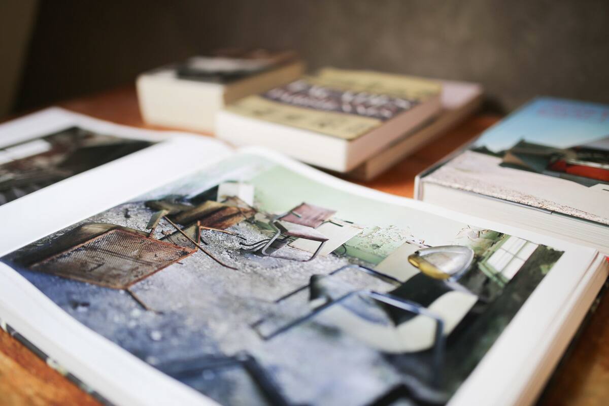 Un gros plan d’un livre dont les pages sont ornées d’un collage d’images.