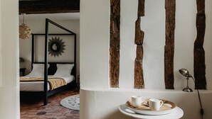 A bedroom with a four-poster bed, a round mirror, and a hanging light fixture. - La Dime de Giverny - Chambres D'hôtes (Giverny)