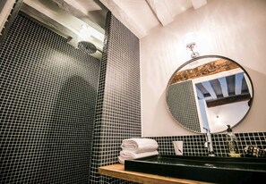 ロマンティック ダブルルーム 専用バスルーム (Farfalle) | バスルーム