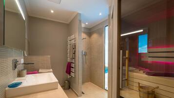 Apartment (Langeneß) | Bathroom | Shower, hair dryer, towels, soap