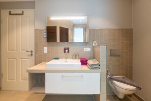 Apartment (Langeneß) | Badezimmer | Dusche, Haartrockner, Handtücher, Seife