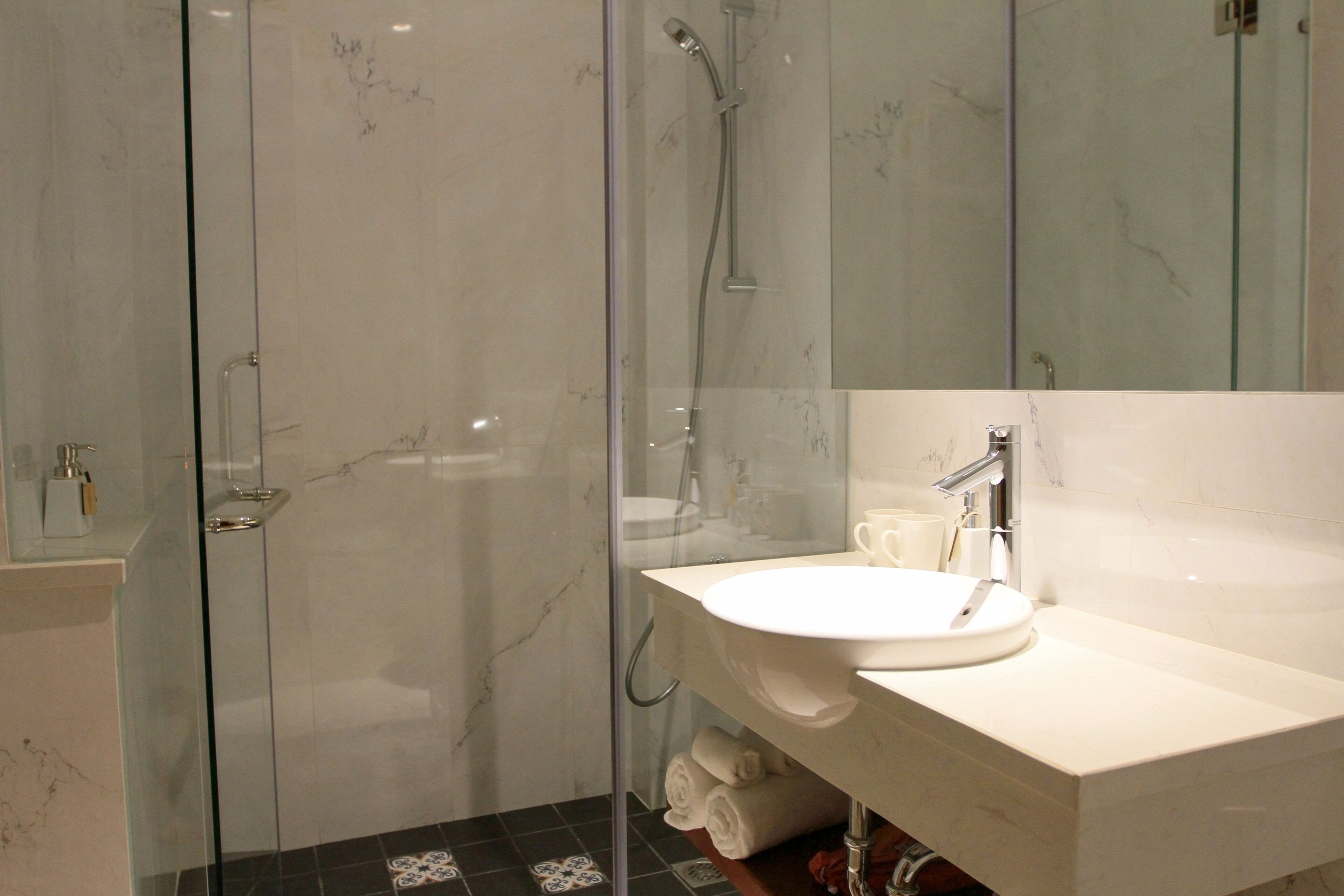 Dusch, gratis toalettartiklar, hårtork och badrock