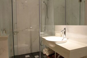 Ducha, artículos de higiene personal gratuitos y secador de pelo