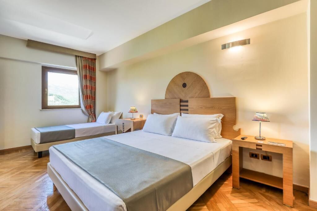 Chambre Triple Supérieure, baignoire à jets | Draps italiens Frette, literie de qualité supérieure