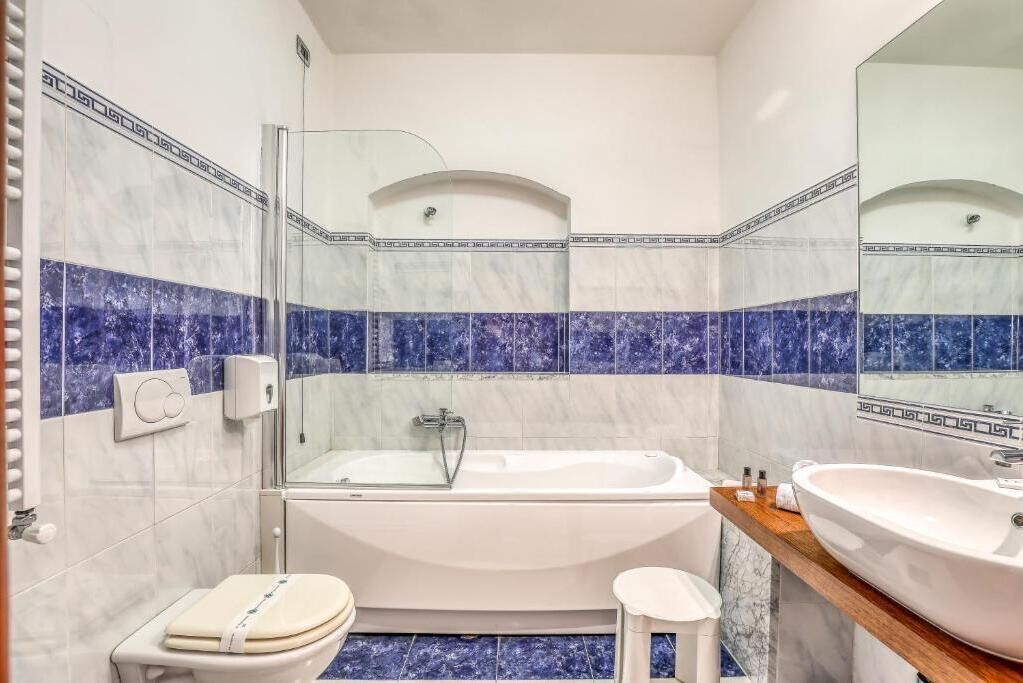 Douche, articles de toilette gratuits, sèche-cheveux, chaussons