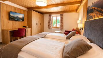 Triple Room | Desk, free WiFi, bed sheets