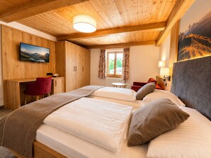 Triple Room | Desk, free WiFi, bed sheets - Hotel Bechlwirt (Kirchberg in Tirol)