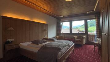 Escritorio, wifi gratis y ropa de cama