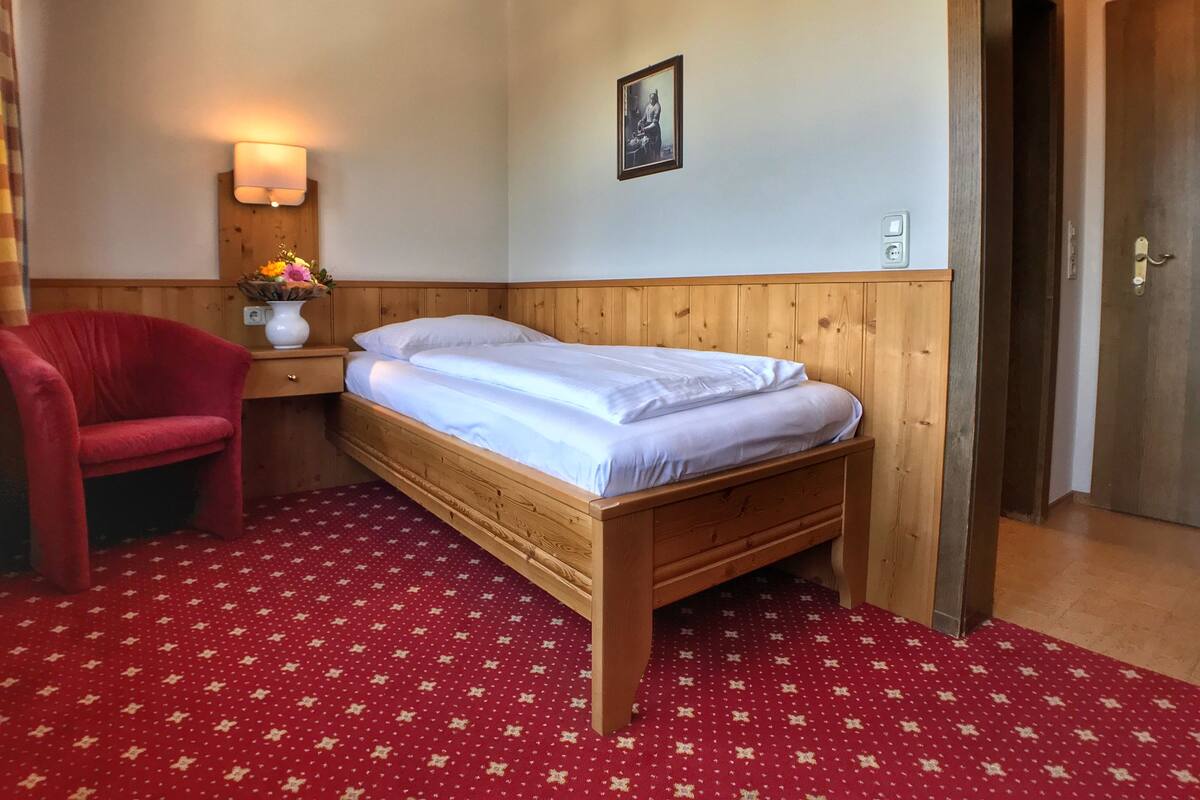Single Room | Desk, WiFi (free), bed sheets