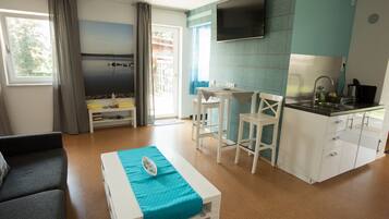 Apartment (Waterlounge) | Private kitchen | Full-size fridge, microwave, stovetop, electric kettle