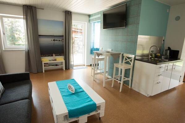 Huoneisto (Waterlounge) | Yksityinen keittiö | Täysikokoinen jääkaappi, mikroaaltouuni, liesi, vedenkeitin