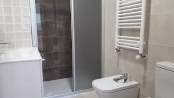 Habitación con 1 cama matrimonial o 2 individuales | Baño | Bidet, toallas, jabón, shampoo