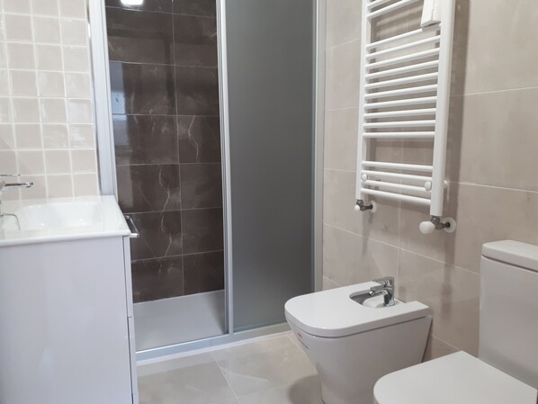 Quarto casal ou duplo | Banheiro | Bidê, toalhas de banho, sabonete, shampoo