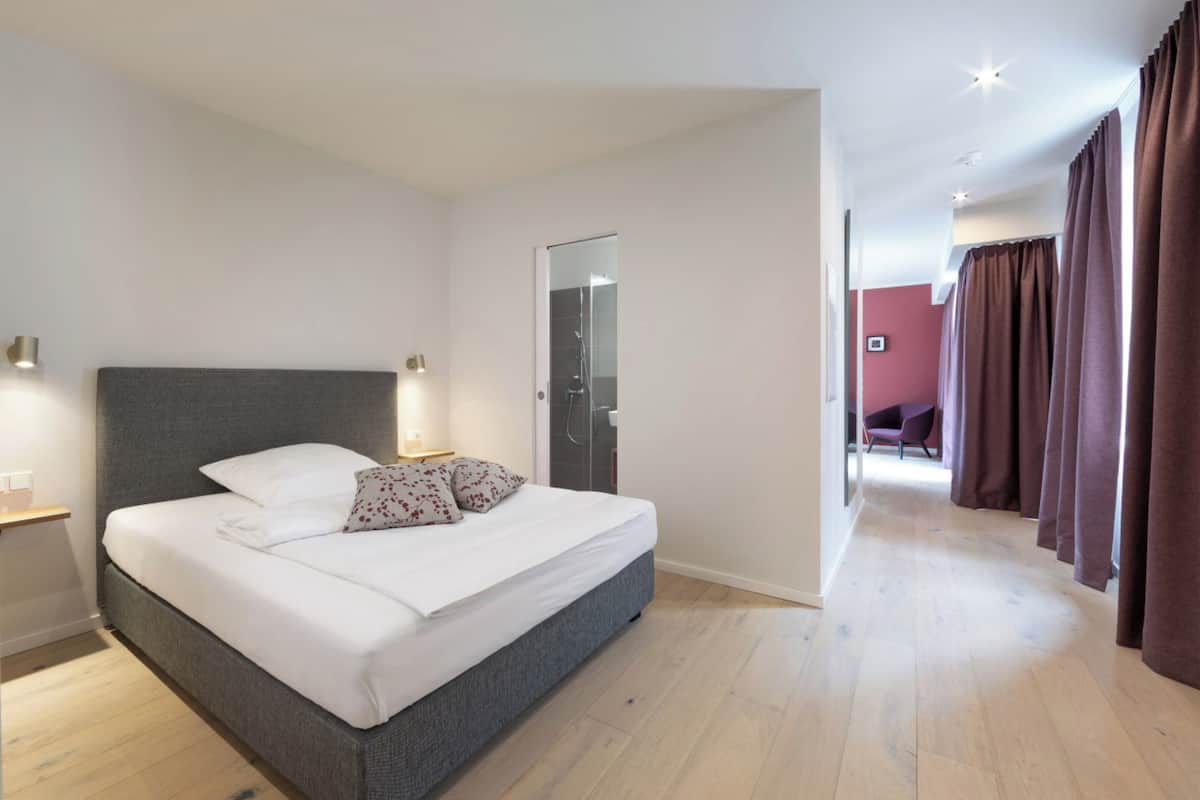 Ropa de cama hipoalergénica y escritorio