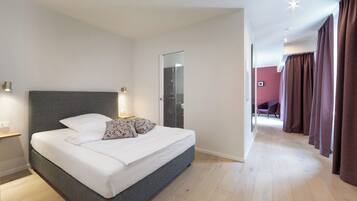 Allergikerbettwaren, Schreibtisch, laptopgeeigneter Arbeitsplatz