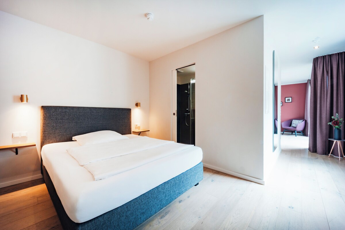Apartment L - Queen bed and balcony | Ropa de cama hipoalergénica y escritorio