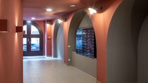 A modern hallway with arched ceilings and a wall-mounted directory. - Brera Serviced Apartments Leipzig (Leipzig)