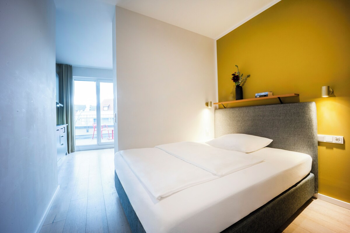 Apartment M - King bed and terrace | Ropa de cama hipoalergénica y escritorio