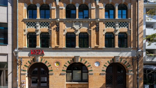 A historic building with ornate architectural details, including arched windows and decorative brickwork. - Brera Serviced Apartments Leipzig (Leipzig)