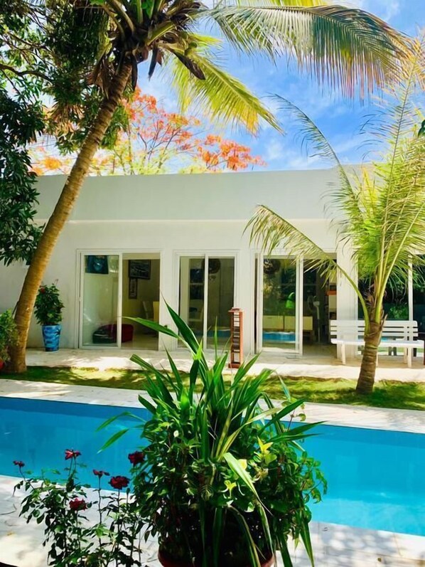 Una piscina al aire libre